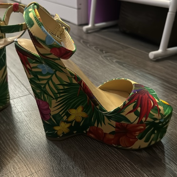 Brand new GUESS floral wedges, size 7.5 - Picture 3 of 5